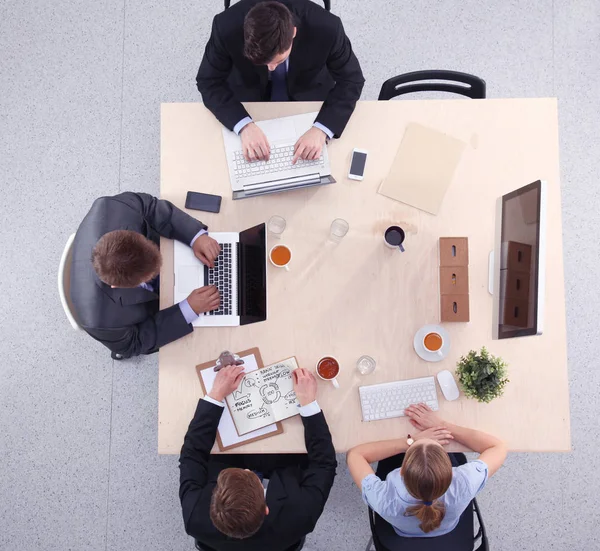 Geschäftsleute sitzen und diskutieren bei Geschäftstreffen — Stockfoto