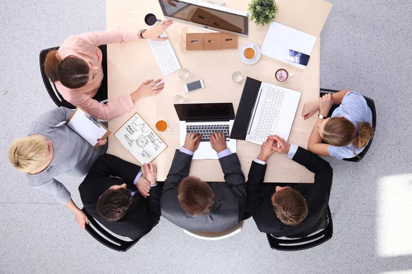 Gente de negocios sentada y discutiendo en reunión de negocios — Foto de Stock