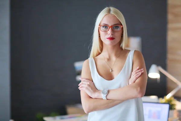 Retrato de una empresaria madura profesional ejecutiva sentada en la oficina — Foto de Stock