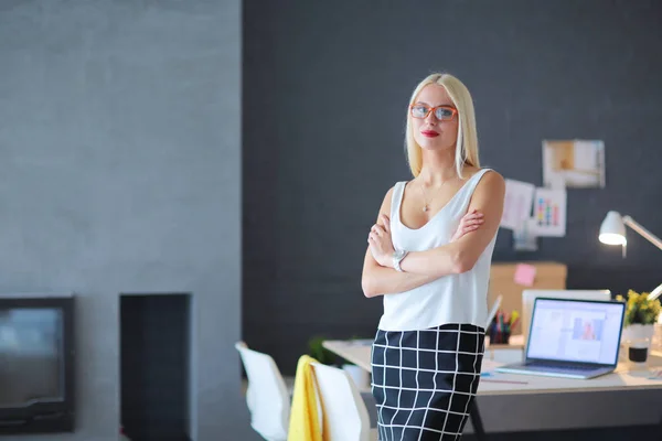 Retrato de una empresaria madura profesional ejecutiva sentada en la oficina — Foto de Stock