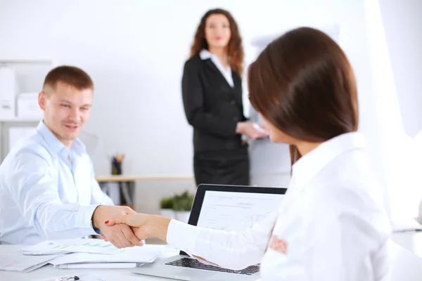 Gente de negocios sentada y discutiendo en la reunión de negocios, en la oficina. Gente de negocios — Foto de Stock