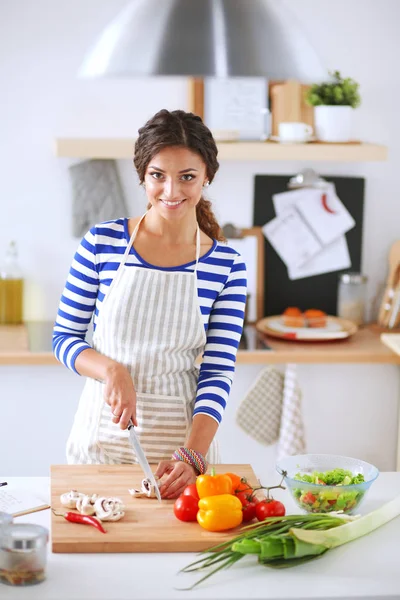 Jovem na cozinha preparando uma comida. Jovem mulher na cozinha — Fotografia de Stock