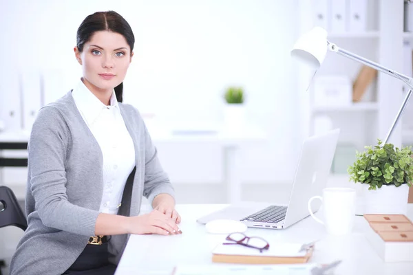 Attraktive Geschäftsfrau im Büro. Geschäftsfrau — Stockfoto