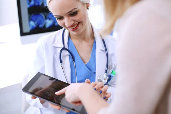 Doctor y paciente discutiendo algo mientras están sentados en la mesa. Concepto de medicina y salud. Médico y paciente — Foto de Stock