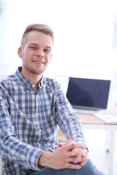 Geschäftsleute sprechen über Treffen im Büro — Stockfoto