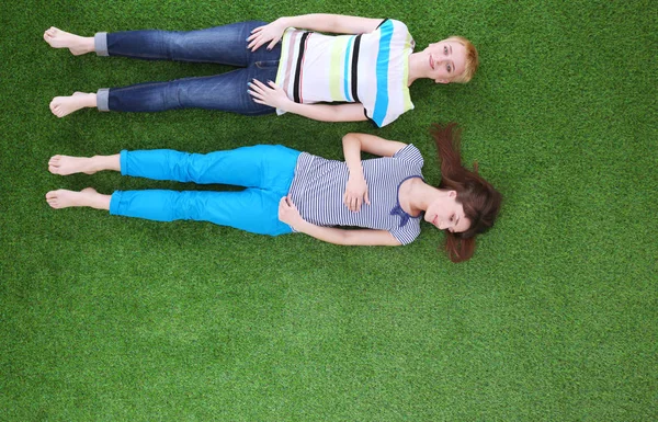年轻的妇女躺在绿色的草地上。年轻妇女 — 图库照片