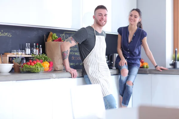 Красива молода пара розважається на кухні вдома — стокове фото