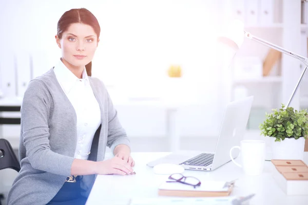 Pengusaha wanita yang menarik duduk di kantor. pengusaha wanita — Stok Foto