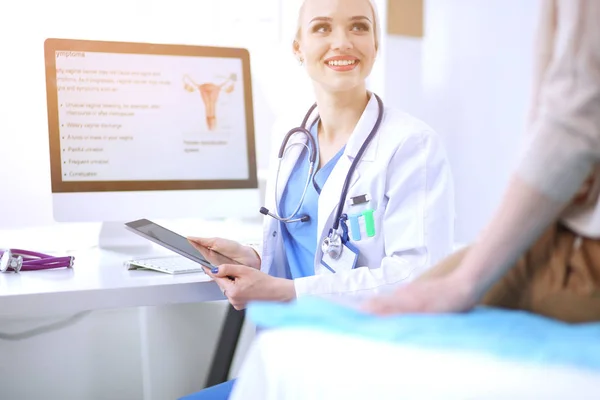 Médico e paciente discutindo algo enquanto se senta na mesa. Conceito de medicina e cuidados de saúde. Médico e paciente — Fotografia de Stock