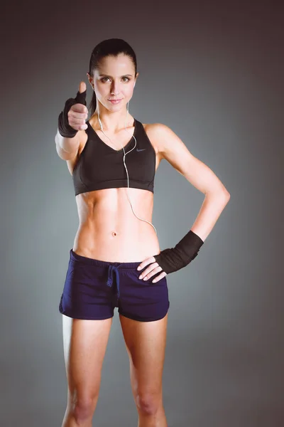 Retrato de una mujer de fitness feliz mostrando signo de ok. — Foto de Stock