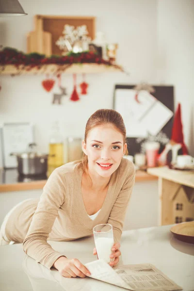 Mujer atractiva sonriente desayunando en el interior de la cocina. Mujer atractiva sonriente . —  Fotos de Stock