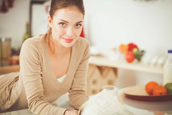 Uśmiechający się atrakcyjną kobietą o śniadanie w aranżacji kuchni. Uśmiechający się atrakcyjna kobieta. — Zdjęcie stockowe