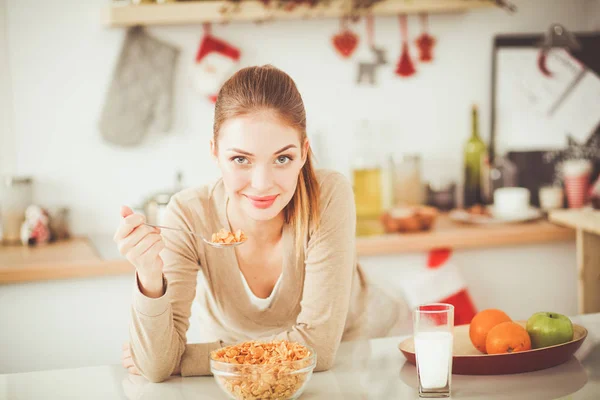 Smiling attractive woman having breakfast in kitchen interior. Smiling attractive woman. — Stock Photo, Image