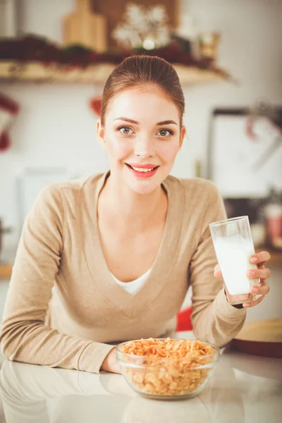 Smiling attractive woman having breakfast in kitchen interior. Smiling attractive woman. — Stock Photo, Image