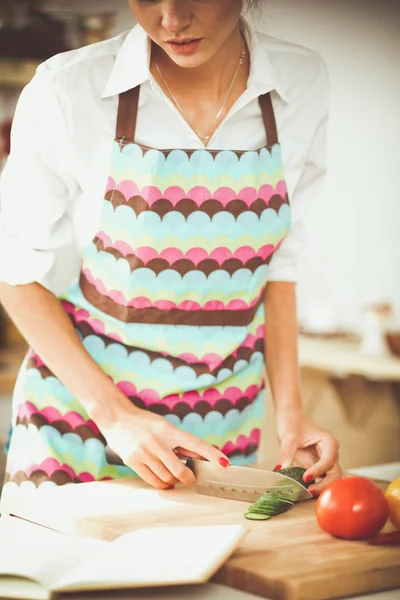 Lachende vrouw met haar mobiel in de keuken. Lachende vrouw. — Stockfoto