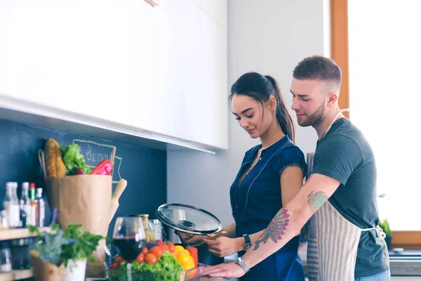 Bir çift evdeki mutfaklarında birlikte yemek pişiriyor. — Stok fotoğraf