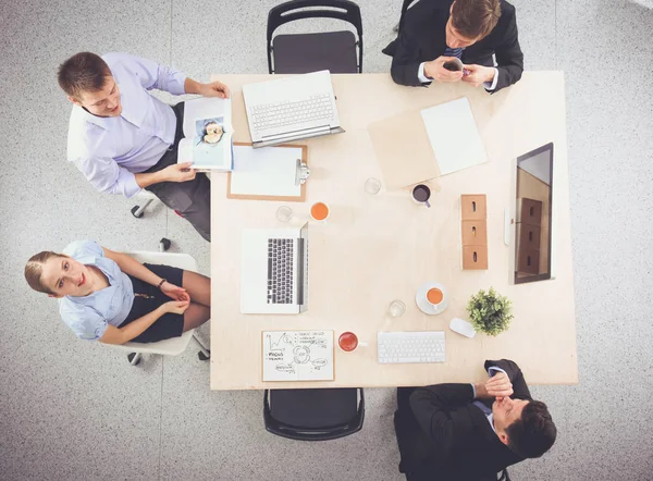 Biznesmeni siedzą i dyskutują na spotkaniu biznesowym — Zdjęcie stockowe
