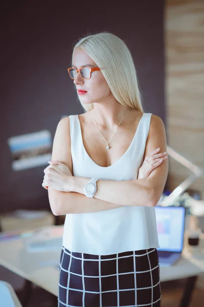 Retrato de uma empresária madura profissional executiva sentada no escritório — Fotografia de Stock