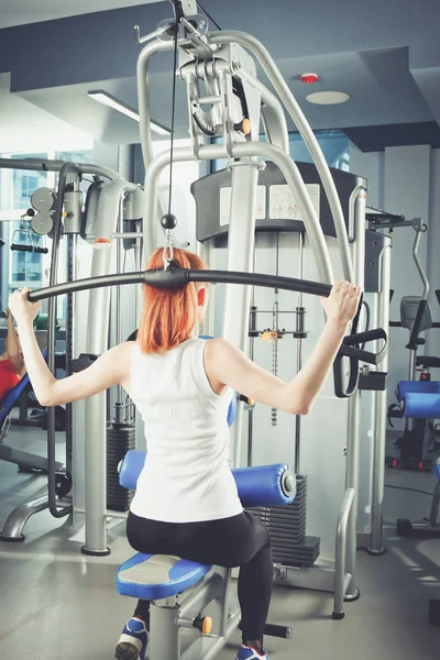 Hermosa chica en el gimnasio haciendo ejercicio en los entrenadores. Hermosa chica — Foto de Stock