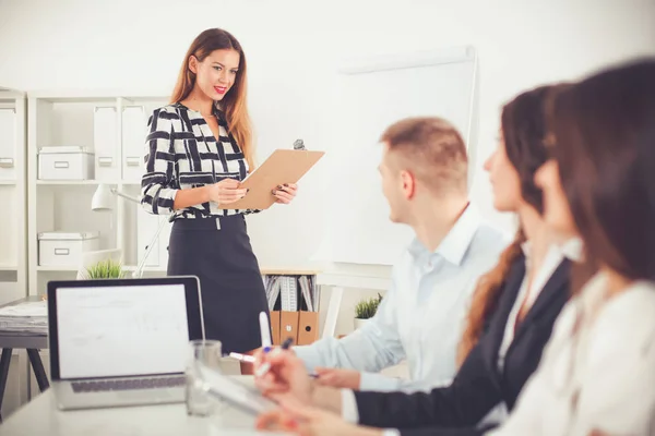 Gente de negocios sentada y discutiendo en la reunión de negocios, en la oficina. Gente de negocios — Foto de Stock