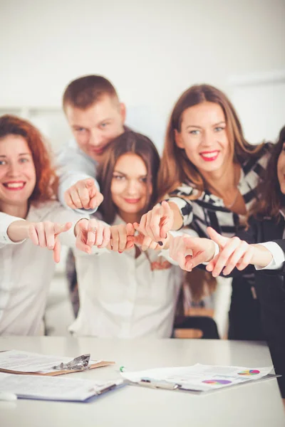 La gente de negocios del grupo te señala con el dedo, en la oficina. Gente de negocios — Foto de Stock