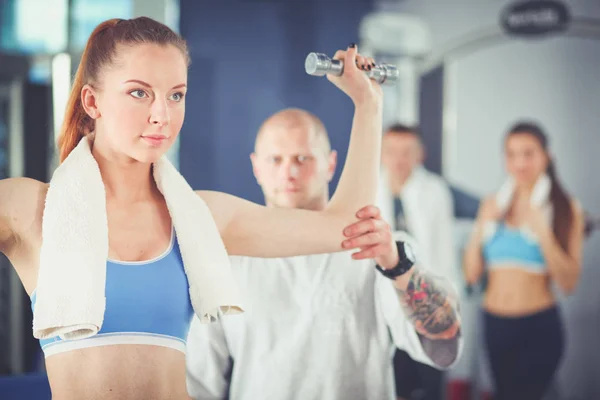 Schöne Frau im Fitnessstudio, die mit ihrem Trainer trainiert. schöne Frau. Fitnessstudio — Stockfoto