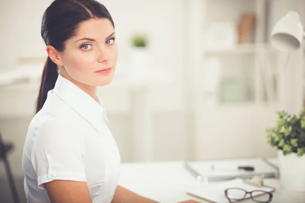 Empresária atraente sentada no escritório, isolada — Fotografia de Stock