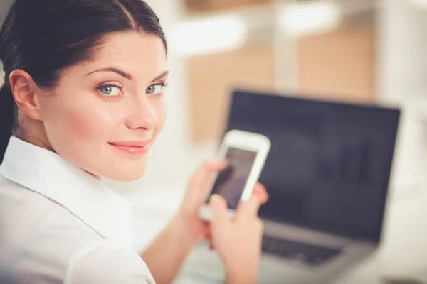 Affärskvinna skicka meddelande med smartphone i office. Affärskvinna — Stockfoto