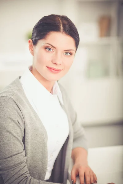 Attraente donna d'affari seduta in ufficio. donna d'affari — Foto Stock