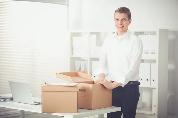 Porträt eines lächelnden jungen Mannes auf grauem Hintergrund. Porträt eines jungen Mannes — Stockfoto