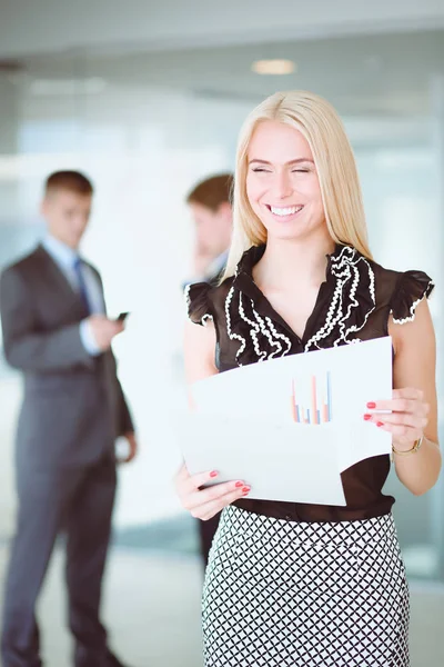Glad affärskvinna håller ett papper. — Stockfoto