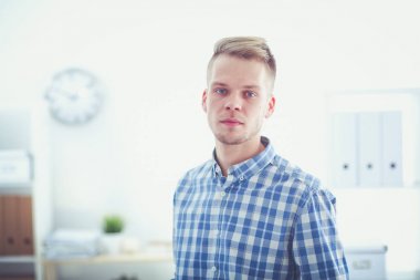 İş adamları ofiste görüştüler.