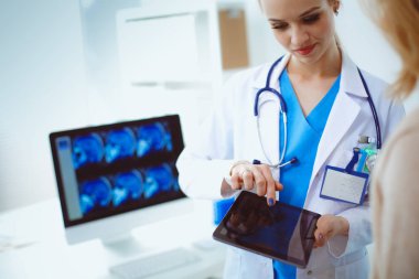 Doktor ve hasta masada otururken bir şey tartışıyorlar. Tıp ve sağlık hizmetleri kavramı. Doktor ve hasta.