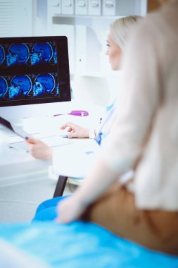 Doktor ve hasta masada otururken bir şey tartışıyorlar. Tıp ve sağlık hizmetleri kavramı. Doktor ve hasta.