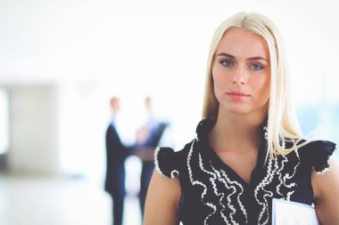 Gülümseyen iş adamları ofiste iyi bir sunumu alkışlıyorlar. .