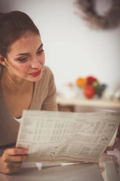 Mujer atractiva sonriente desayunando en el interior de la cocina. Mujer atractiva sonriente . — Foto de Stock