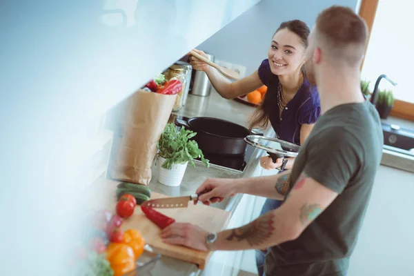 Pareja cocinando juntos en su cocina en casa — Foto de Stock