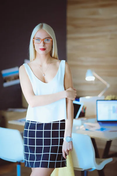 Porträtt av en verkställande professionell mogna affärskvinna sitter på kontoret — Stockfoto