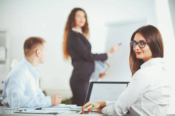 Gente de negocios sentada y discutiendo en la reunión de negocios, en la oficina. Gente de negocios — Foto de Stock