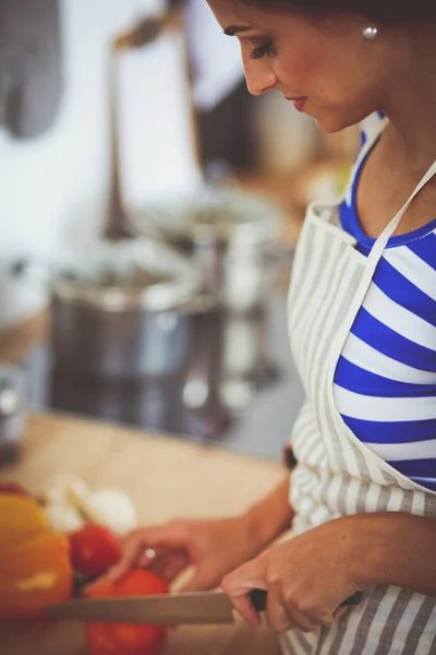 Ung kvinna i köket förbereder ett livsmedel. Ung kvinna i köket — Stockfoto