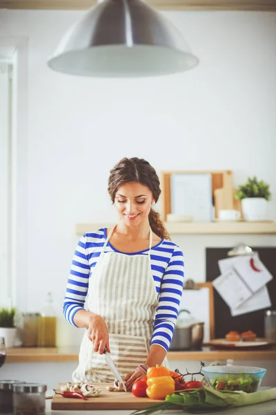 Mladá žena v kuchyni připravuje jídlo. Mladá žena v kuchyni — Stock fotografie