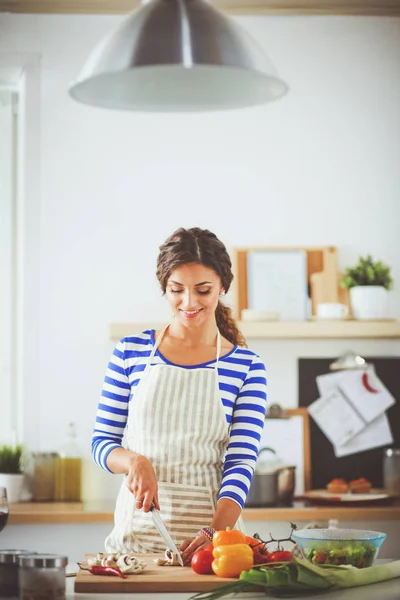 Jovem na cozinha preparando uma comida. Jovem mulher na cozinha — Fotografia de Stock