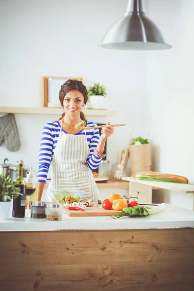 Junge Frau in der Küche, die ein Essen zubereitet. junge Frau in der Küche — Stockfoto