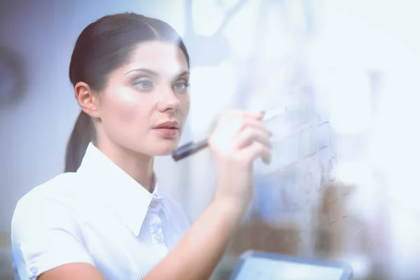 Mujer joven dibujando en pizarra blanca con copyspace blanco. Mujer joven — Foto de Stock