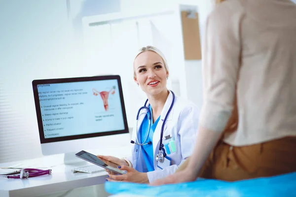 Doktorn och patienten diskuterar något när de sitter vid bordet. Medicin och hälsovård koncept. Läkare och patient — Stockfoto