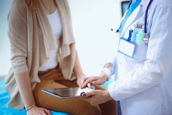 Dokter en patiënt bespreken iets terwijl ze aan tafel zitten. Geneeskunde en gezondheidszorg. Dokter en patiënt — Stockfoto