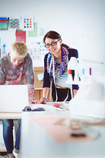 Mooie mode-ontwerper staat in studio . — Stockfoto