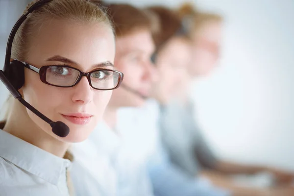 Atractivos jóvenes empresarios y colegas positivos en una oficina de call center. Empresarios — Foto de Stock