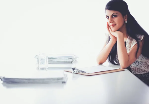 Kvinna med dokument sittande på skrivbordet — Stockfoto