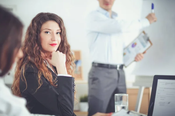 Uma mulher de negócios atraente sentada no escritório, na secretária. Empresária atraente — Fotografia de Stock